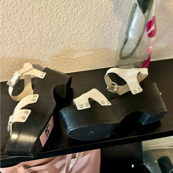 Authentic “ MICHAEL KORS “ Sandals size 7M - Picture 13 of 15